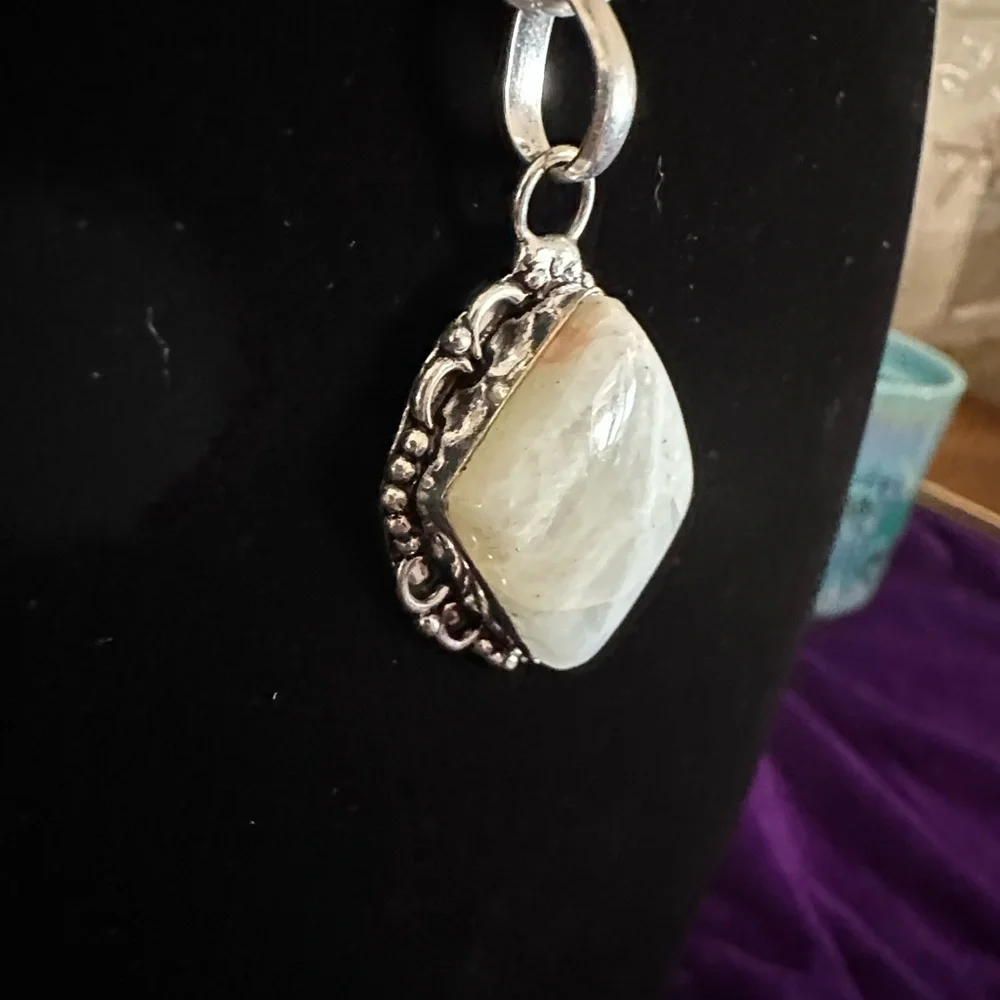 Elegant Natural Stone Pendant Necklace - Picture 6 of 11